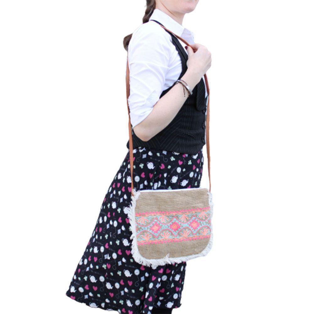Fab Fringe Umhängetasche aus Jute – Handbestickte Schultertasche im Boho-Design