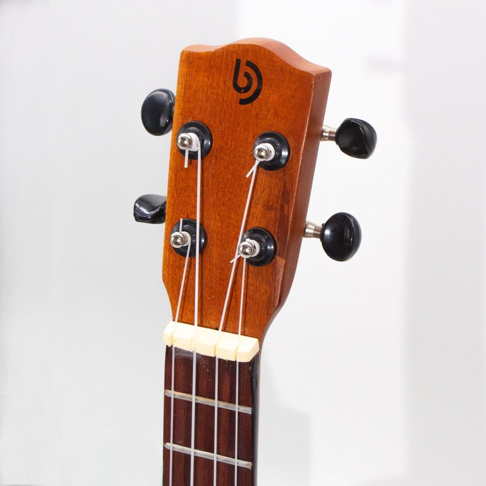 Handgefertigte Ukulele aus Holz – 4-saitiges Musikinstrument im Naturdesign
