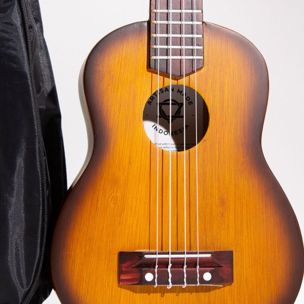 Handgefertigte Ukulele aus Holz – 4-saitiges Musikinstrument im Sunburst-Design