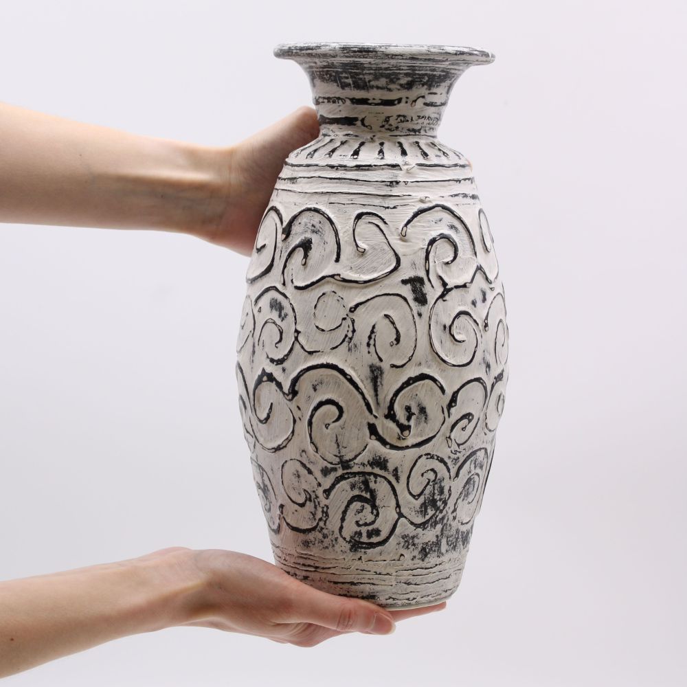 Swirls Shaped Vase – Cream – handgefertigte Terrakotta mit eleganter Struktur