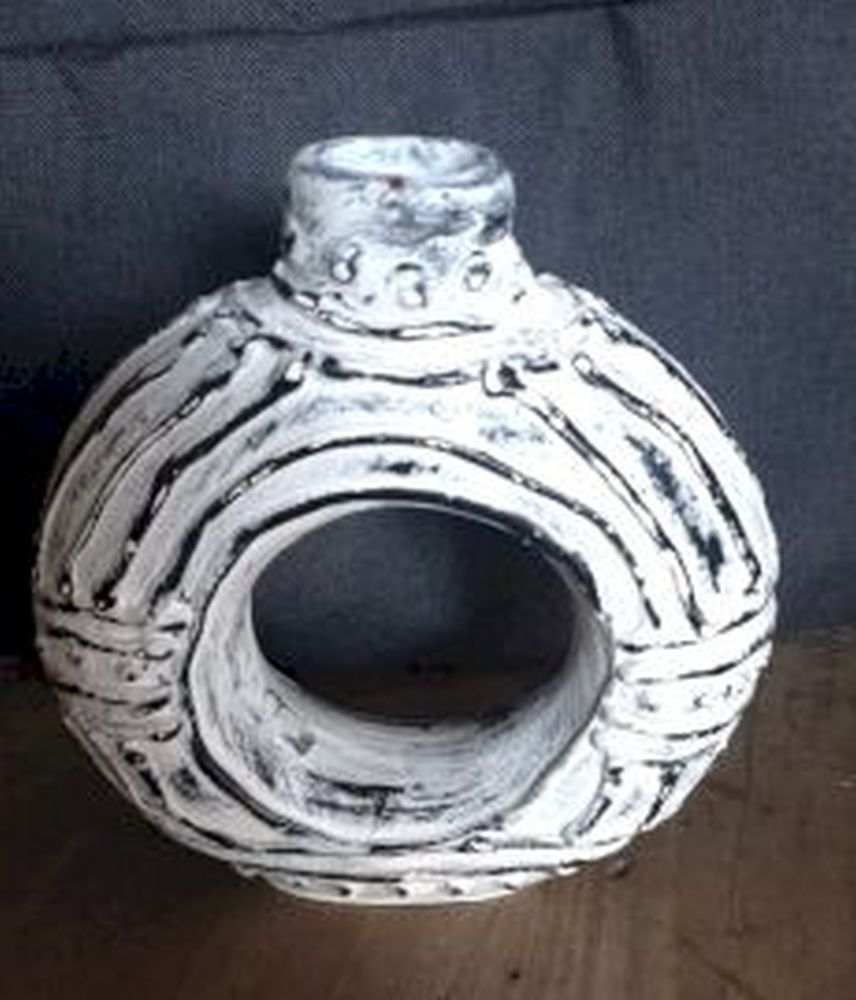 Cream Donut Vase – handgefertigte Terrakotta aus Lombok, dekoratives Highlight