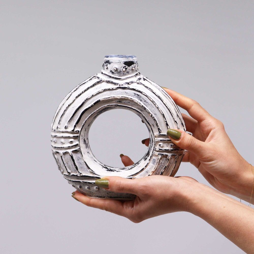 Cream Donut Vase – handgefertigte Terrakotta aus Lombok, dekoratives Highlight