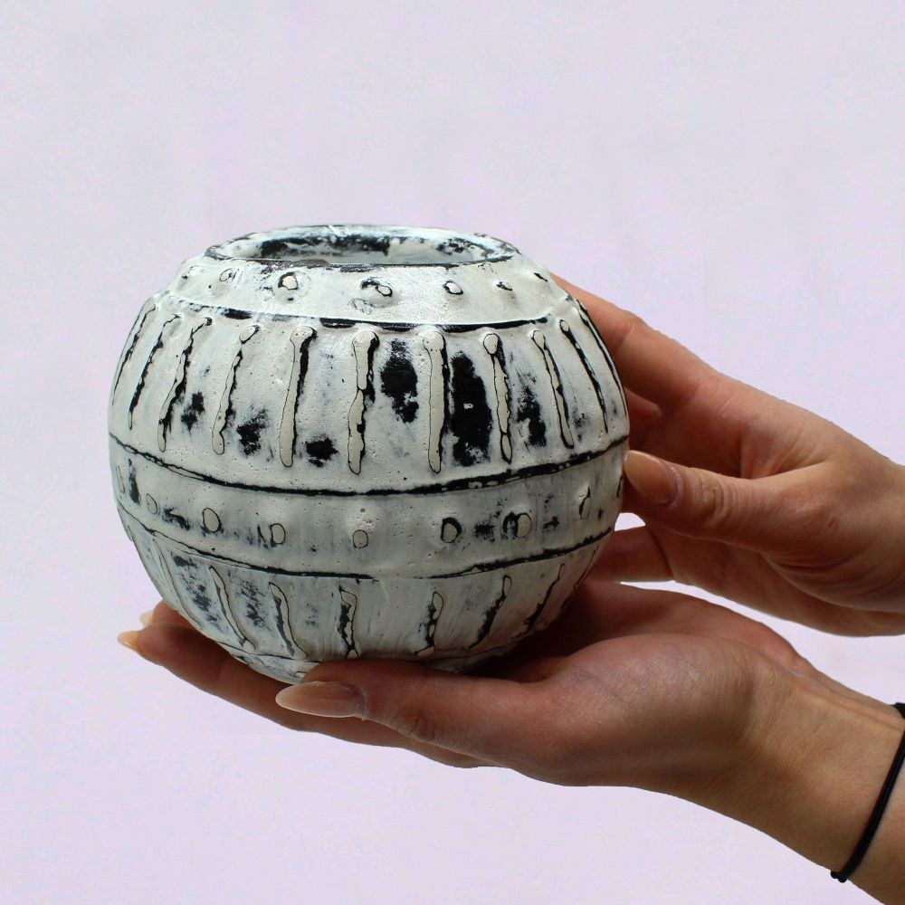 Greek Bubble Clay Pot – Cream, 10 cm, organisches Design mit Oberflächenstruktur