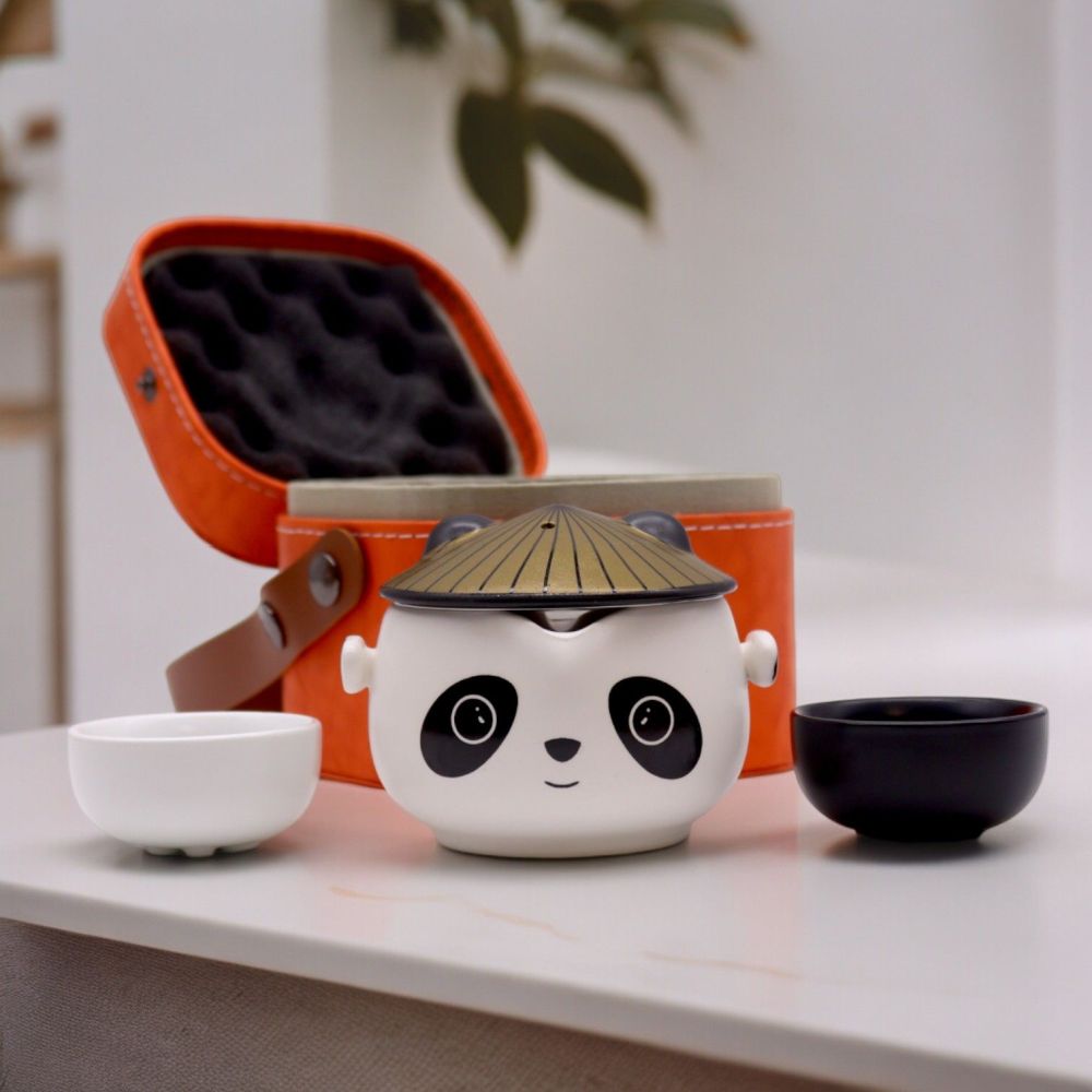 Verspieltes Panda Teeset – Teekanne mit Sieb, 2 Tassen, Reisebox - 210 ml