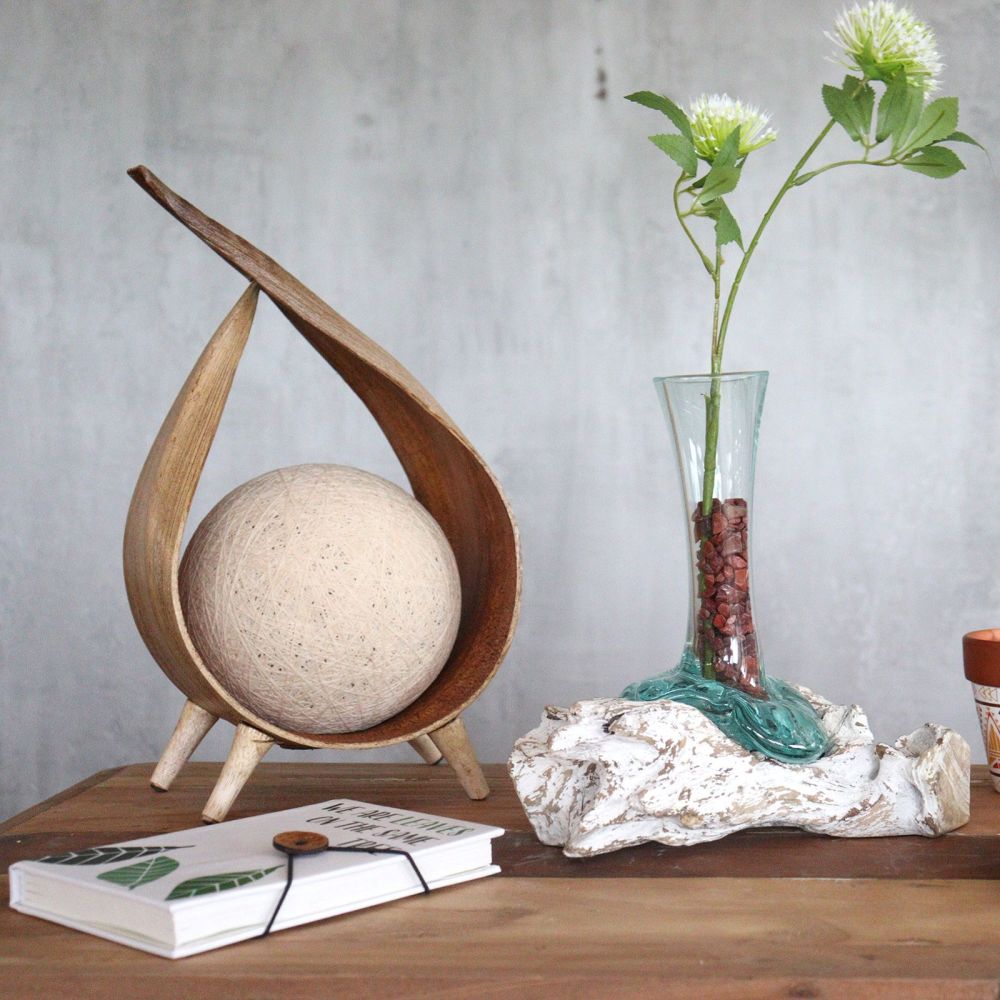 Glas on Wood - Stilvolle handgemachte Glasvase auf Whitewash-Holz - Balinesisch