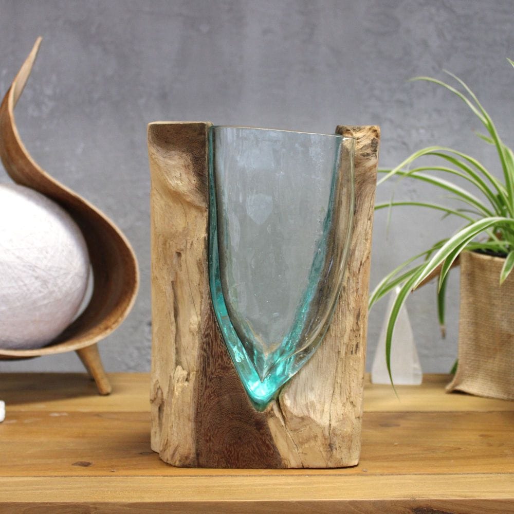 Glas on Wood - Kunstvolle V-förmige Glas-Vase auf Gamalholz - gefertigt auf Bali