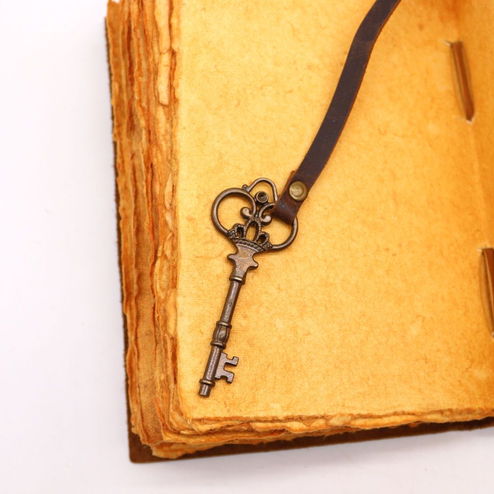 Leder Tagebuch mit Schlüssel – geölter Einband, Deckle-edge Papier, 200 Seiten