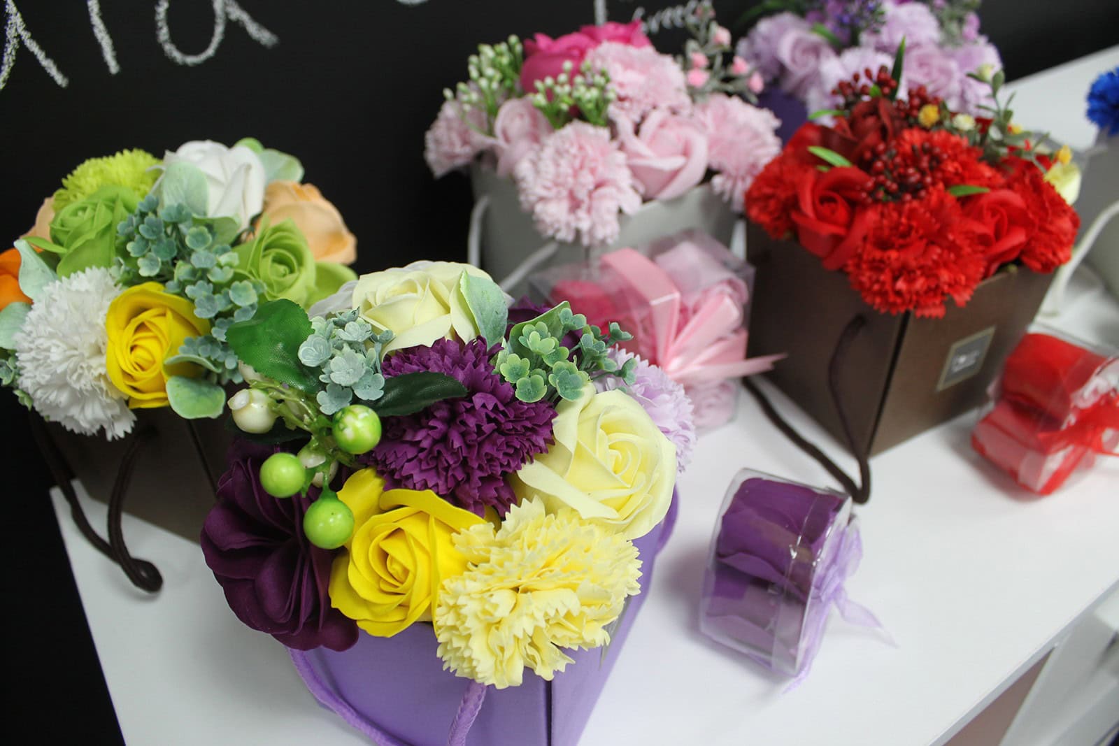 Tolle Geschenkidee, dekorative Blüten aus Seife - Rosen & Nelken 135 gr